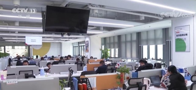 我國(guó)軟件產(chǎn)業(yè)規(guī)模突破10萬(wàn)億元大關(guān) 應(yīng)用軟件服務(wù)引領(lǐng)增長(zhǎng)新篇章